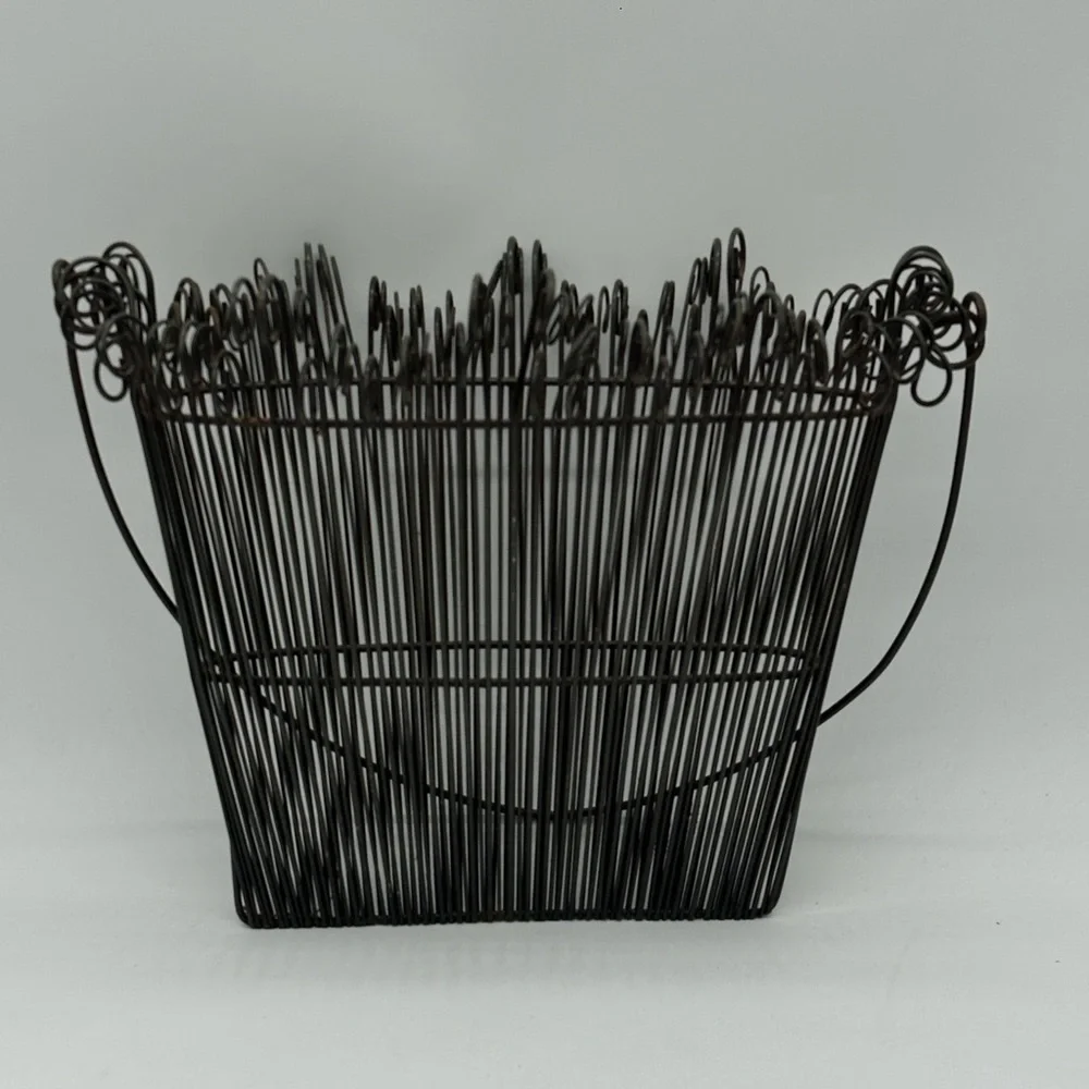 Southern‎ Living Metal twirly Wire Iron Wall Pocket garden fence Basket w/handle